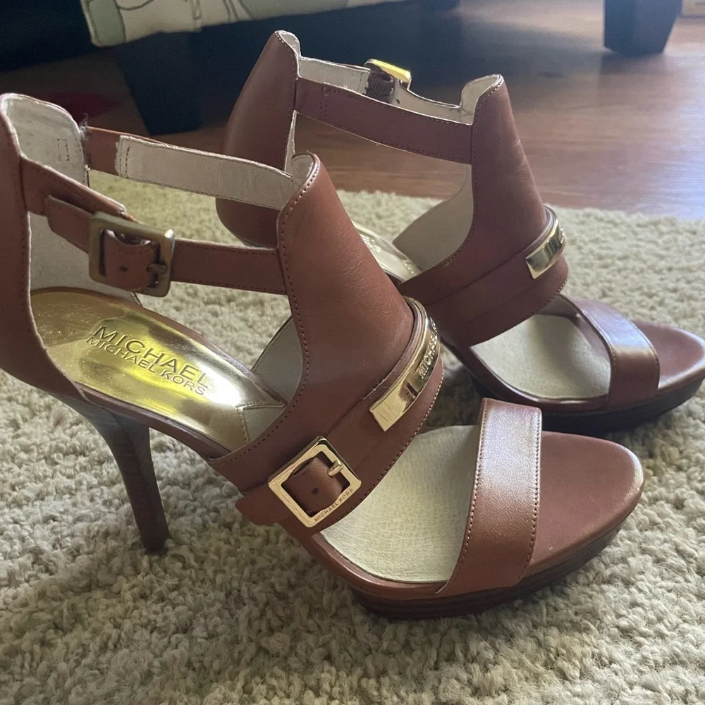 🎉Host Pick🎉 Michael Kors caramel Strappy Sandals with Gold Accents - Picture 2 of 5